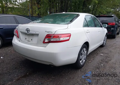 2011 Toyota Camry z USA, uszkodzony, nr VIN 4T1BF3EK2BU672023